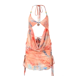Détail de mini robe bohème tie-dye avec col licou et découpe à la taille