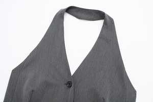 Vue macro du gilet dos nu gris foncé montrant la texture et le bouton noir