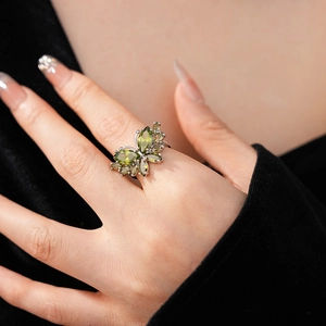 Vue détaillée d'une bague papillon en argent sertie de zircons vert olive marquise