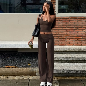 Détail d'un haut dos nu marron foncé et d'un pantalon large à taille haute