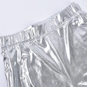 Detailaufnahme des elastischen Bunds an der silbernen Metallic-Hose mit Faltenoptik