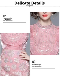 Détails de chemisier rose sans manches avec paillettes brodées et col montant à volants