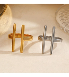 Nahaufnahme von gold- und silberfarbenen Ringen auf elegantem beigem Stoffdisplay