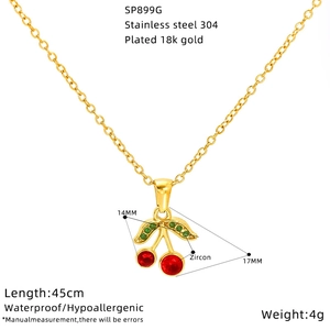Dettaglio del ciondolo a ciliegia placcato oro 18k 14x17mm con pietra rossa e zircone verde