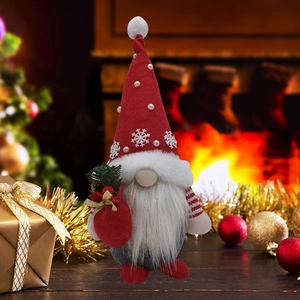 Gros plan de gnomes de Noël avec chapeaux tricotés devant une cheminée chaleureuse