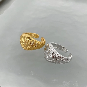 Detail of adjustable S925 silver rings with irregular hammered texture in gold and silver
