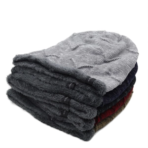 Set di berretti in maglia spessa con fodera in peluche nei colori grigio e blu navy