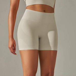 Gros plan d'un short de yoga sans couture à taille haute avec texture côtelée et modelante