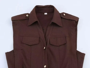 Vista dettagliata di un abito a camicia in lino marrone scuro con colletto e tasche