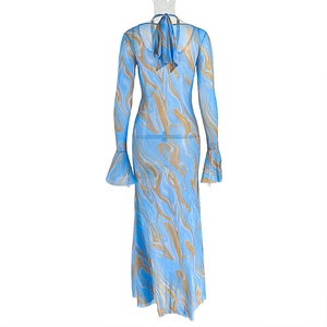 Détail d'une robe en maille dos nu à imprimé marbre bleu et doré avec laçage