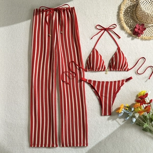 Bikini au crochet 3 pièces à rayures rouges avec pantalon de plage large assorti à plat