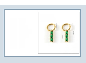 Détail de boucles d'oreilles en acier titane plaqué or 18K avec trois zircons verts
