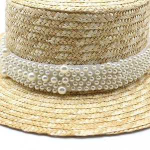 Chapeau de paille élégant avec ruban de perles pour protection solaire et vacances