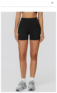 Detail der schwarzen High-Waist Yoga-Shorts aus mattem, nahtlosem Stoff für das Gym-Training