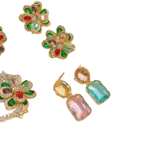 Boucles d'oreilles baroques dorées avec gemmes florales colorées et clous géométriques