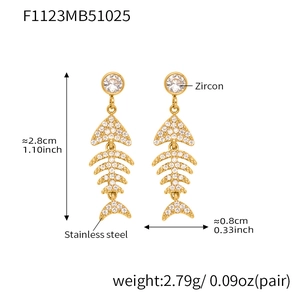 Dimensions détaillées des boucles d'oreilles arêtes de poisson dorées avec zircons