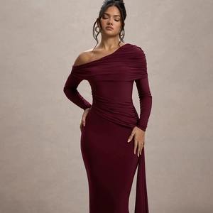 Détail d'une robe de soirée asymétrique rouge foncé avec fronces élégantes et traîne latérale
