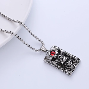 Pendentif tête de mort gothique en argent vintage avec incrustation rubis rouge