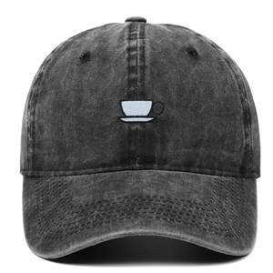Détail de la casquette vintage en coton délavé avec broderie de tasse à café