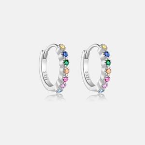Vue macro des créoles en argent S925 avec zircons multicolores sertis sur fond blanc