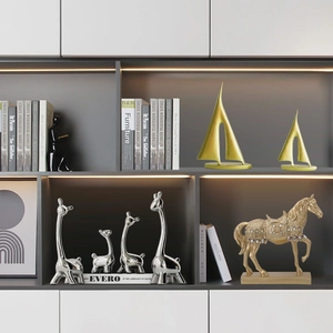 Decoración moderna de lujo con jirafas de cerámica plateada y esculturas de caballos dorados