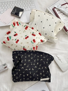 Pochettes en seersucker à motifs floraux et cerises pour le transport des produits de beauté