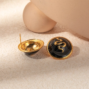 Boucles d'oreilles rétro noir et or avec un motif de serpent 3D très élégant