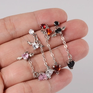 Boucles d'oreilles cœur ailé avec breloques zircon et chaînes en rose blanc rouge et noir
