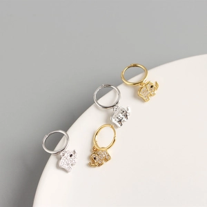 Detail von S925 Silber Elefanten-Ohrringen mit funkelnden Diamanten in Gold und Silber