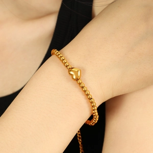 Bracelet à billes minimaliste plaqué or 18k avec pendentif coeur pour femme