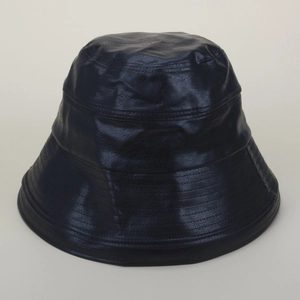 Chapeau bob classique en similicuir noir pour femme avec surpiqûres et texture élégante