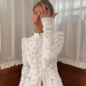 Élégante blouse en dentelle blanche avec col montant chinois et boutons traditionnels