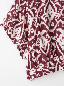 Detailaufnahme der rot-weißen Ikat-Print-Stoffstruktur aus Baumwolle und Leinen bei Damen