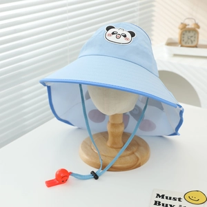 Dettaglio cappello parasole azzurro per bambini con patch panda e cordino con fischietto