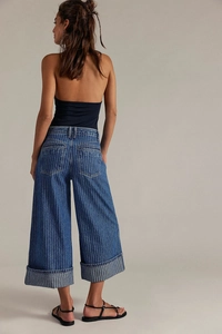 Rückansicht der High Waist Jeans mit vertikalen Streifen und weitem Bein in Blau