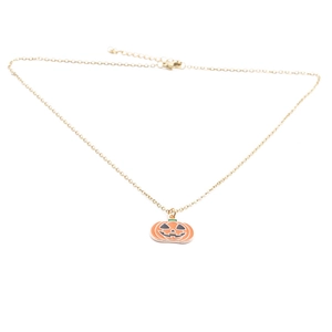 Nahaufnahme der Halloween Kürbis-Halskette mit orangefarbenem Emaille-Anhänger auf Metallkette