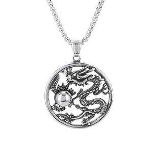 Collier avec pendentif dragon en acier titane et motif de dragon sculpté creux
