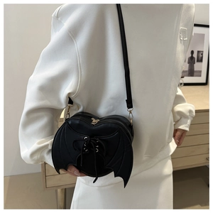Sac bandoulière gothique noir en forme de cœur avec ailes de chauve-souris et lacets