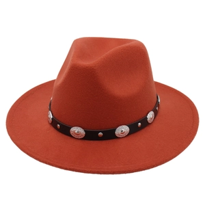 Rostrote Wollfilz Fedora Hut mit schwarzem Lederband und runden Metallnieten