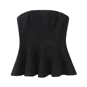 Détail du haut bustier noir avec taille cintrée et ourlet évasé de style basque
