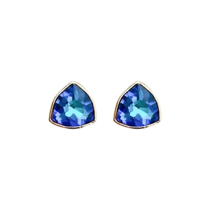 Élégantes boucles d'oreilles triangles dorées avec pierres bleues sur fond blanc