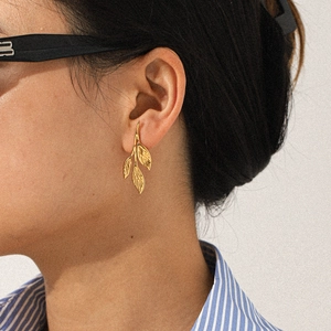 Elegant 18k gold plated leaf-shaped stud earrings in polished stainless steel for women