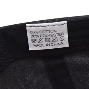 Détail de l'étiquette de lavage montrant le mélange 80% coton et 20% polyester du tissu