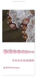 Vue détaillée des faux ongles de pieds roses avec motif léopard noir et blanc french