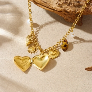 Collier en acier inoxydable doré avec médaillon coeur, pendentif soleil et perles