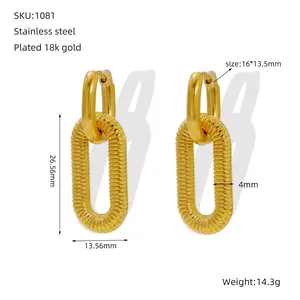 Gros plan de boucles d'oreilles en acier inoxydable plaqué or 18 carats avec spirales