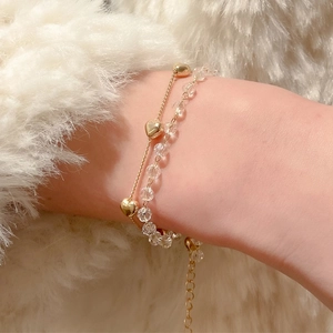 Pulsera de doble capa dorada con corazones y cuentas de cristal transparente