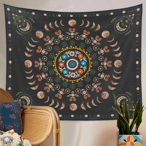 Detail eines böhmischen Mandala-Wandteppichs mit Mondphasen und Blumenmustern auf Schwarz
