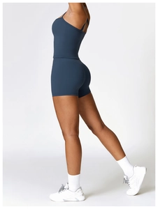 Vista laterale del set sportivo grigio-blu scuro con pantaloncini da yoga a vita alta