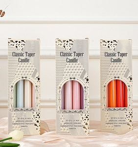 Detalle de tres juegos de velas cónicas de 25 cm en elegantes colores morandi suaves